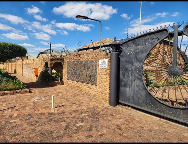 3 BEDROOM HOUSE FOR SALE IN VANDERBIJLPARK SE 3